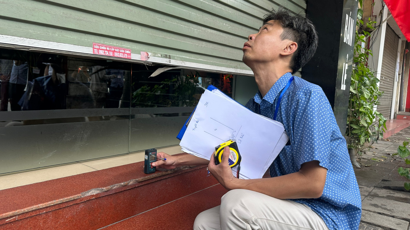 UBND quận Hoàn Kiếm đã ban hành Thông báo đến các hộ dân nói trên về việc tổ chức cưỡng chế thực hiện Quyết định kiểm đếm bắt buộc đối với các chủ sử dụng nhà đất từ ngày 26/7 đến ngày 3/8.