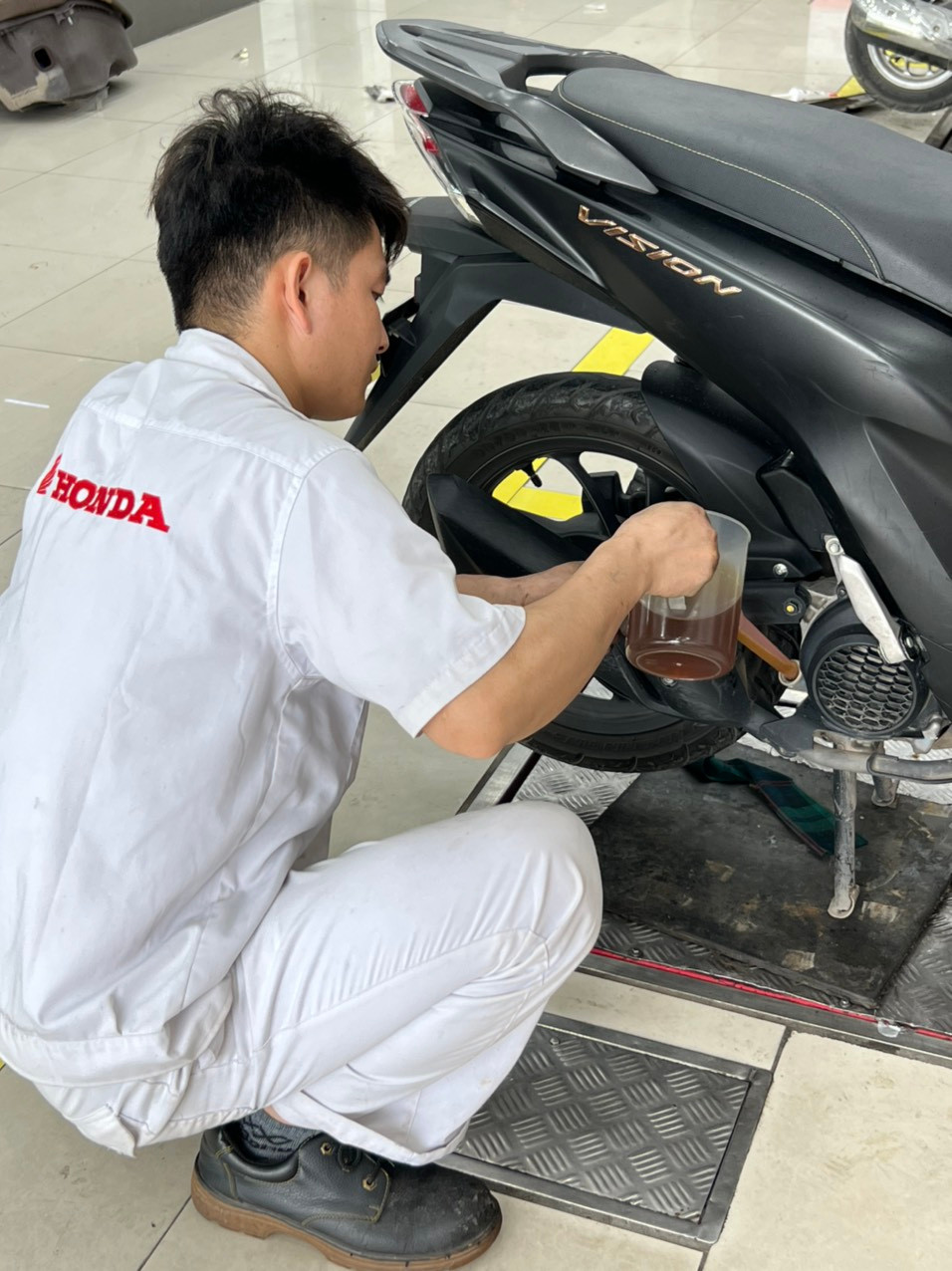 Người dân xếp hàng tại khu vực Thay dầu miễn phí để trải nghiệm dịch vụ của HEAD Tiến Cường. Người dân xếp hàng tại khu vực Thay dầu miễn phí để trải nghiệm dịch vụ của HEAD Tiến Cường.