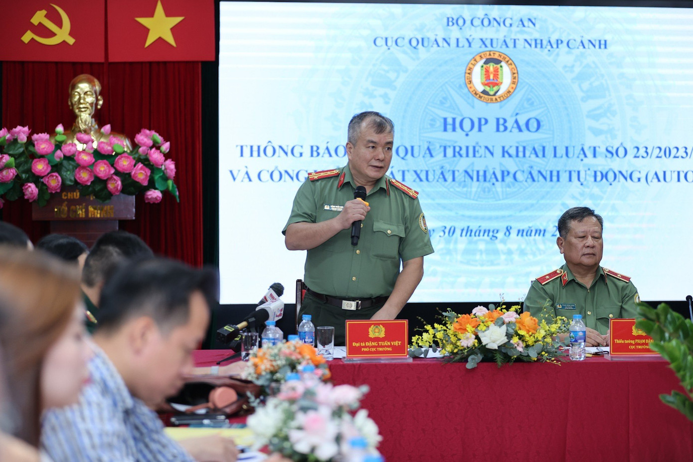 Đại tá Đặng Tuấn Việt giải đáp câu hỏi của phóng viên. Ảnh: N.B