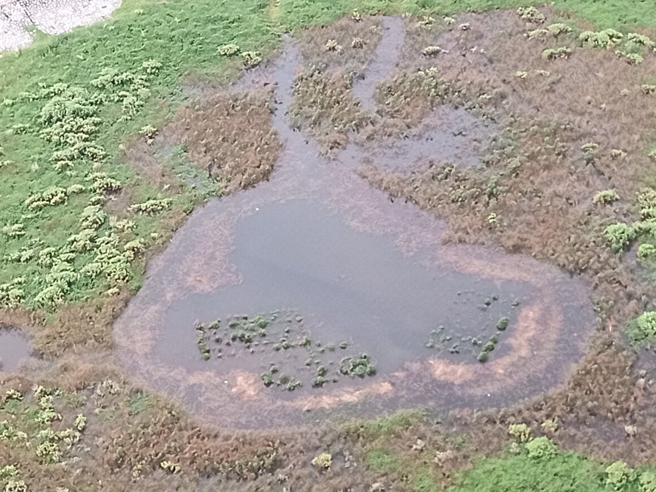 Lòng hồ chỉ đạt khoảng 15cm nước sau nhiều ngày mưa liên tiếp. Ảnh: Đ.H