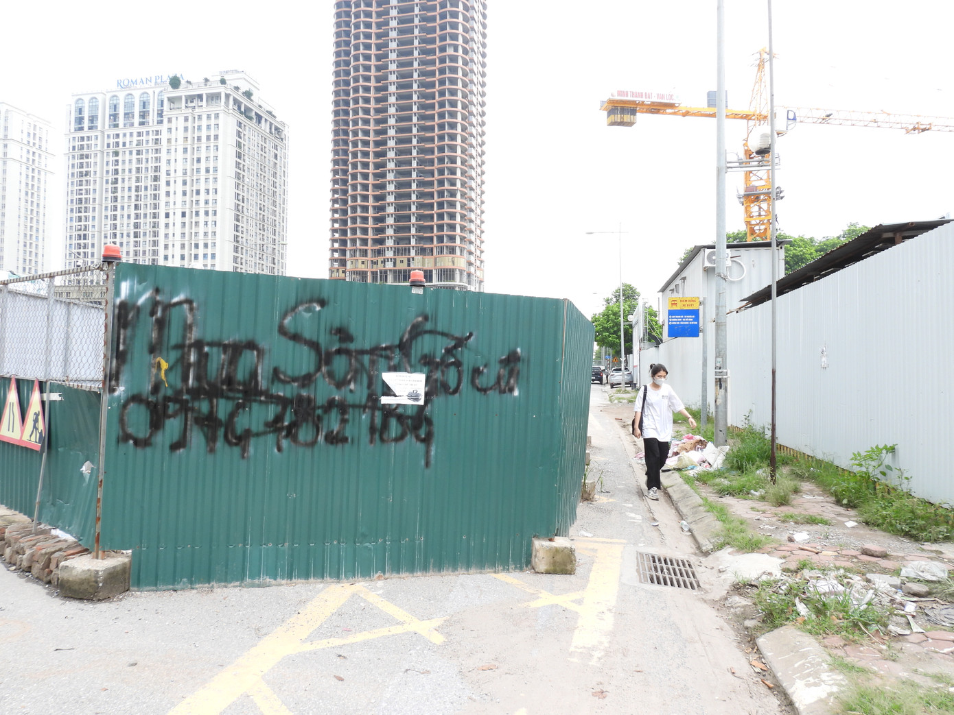 Bến xe buýt bị bịt bởi lô cốt. Ảnh: M.Đ