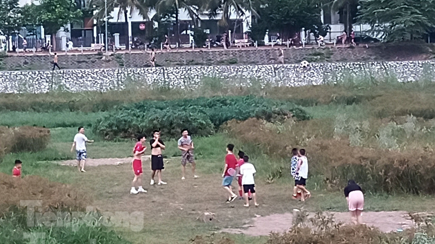 Lòng hồ Trung Văn trở thành sân bóng bất đắc dĩ cho giới trẻ. Ảnh: Đ.H