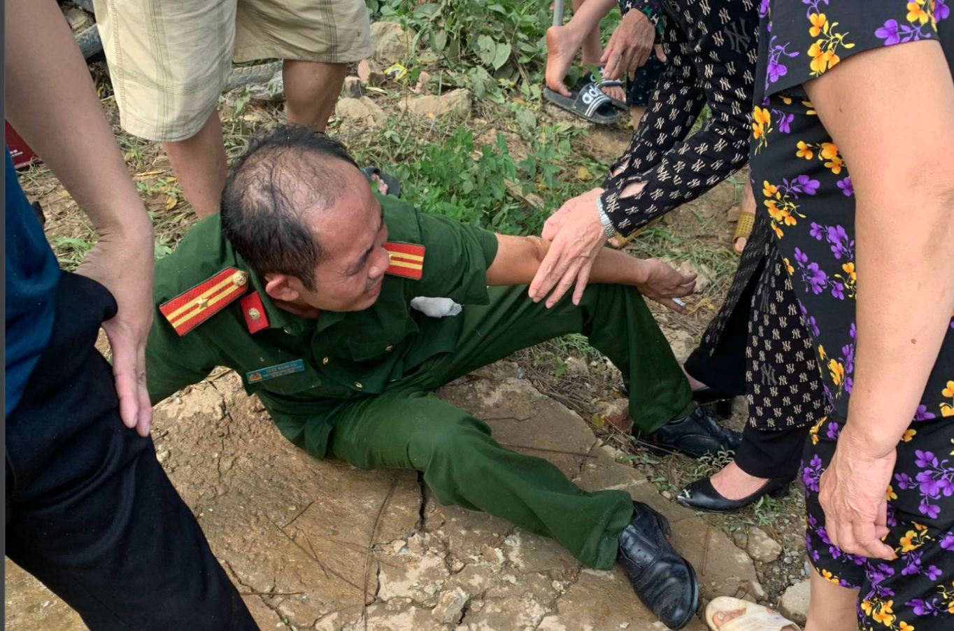 Một cảnh sát bị ngạt khói khi giải cứu người dân trong vụ cháy. Ảnh: Đ.Q