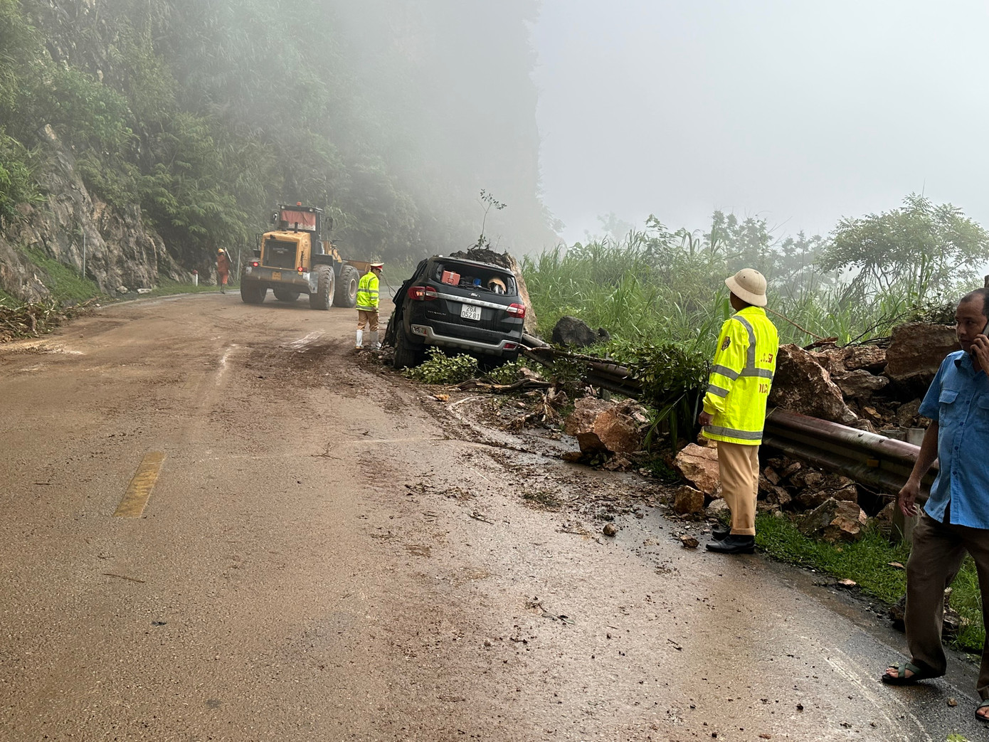 Phương tiện được huy động đến xử lý sự cố. Ảnh: M.N