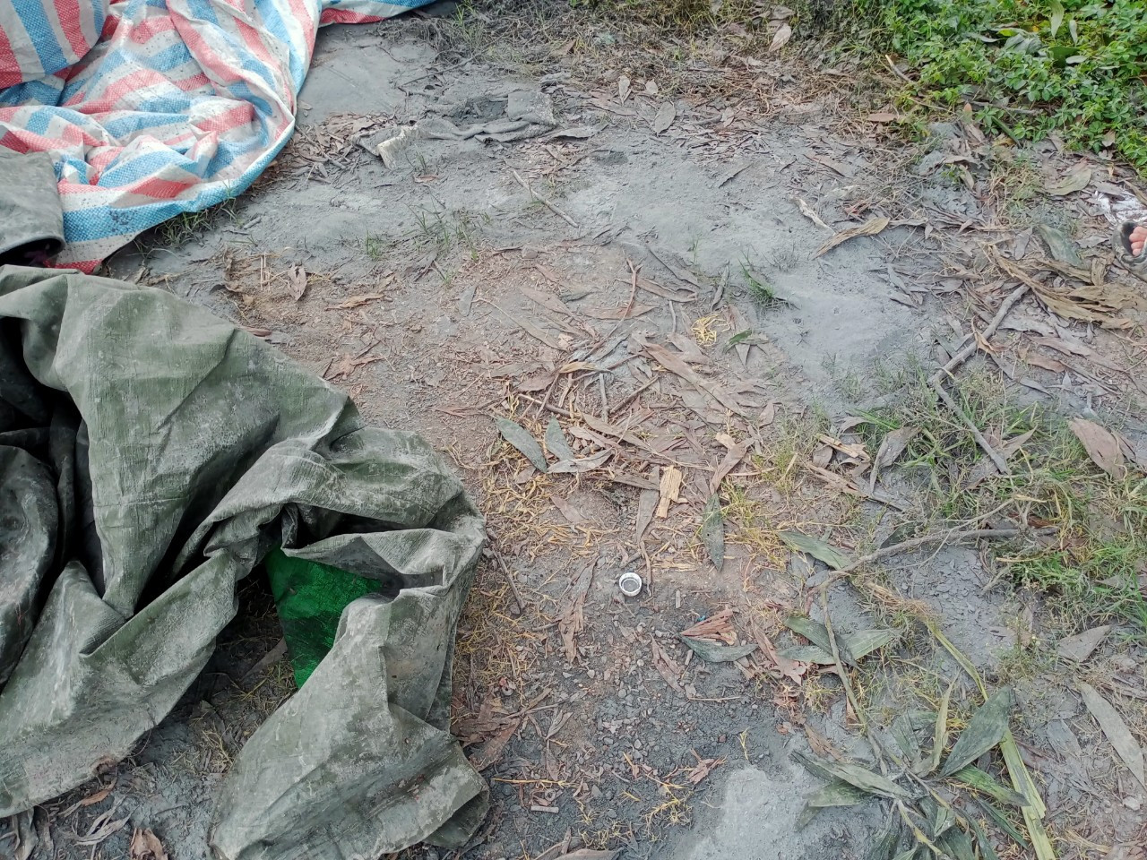 Chất thải bột vương vãi còn lại tại hiện trường.