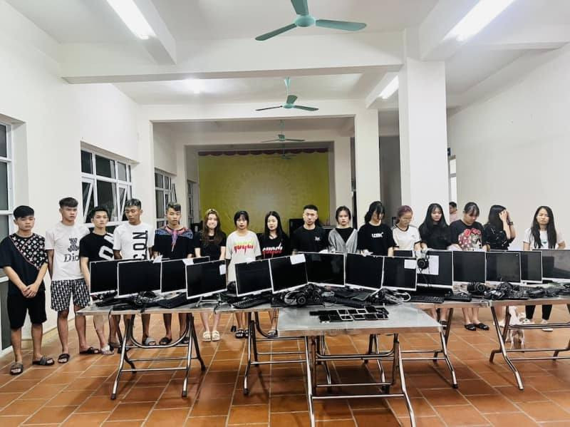 Nhóm đối tượng cùng tang vật. Nhóm đối tượng cùng tang vật.