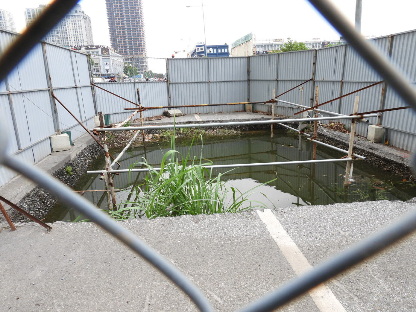 Công trường trở thành những chiếc bẫy trên đường phố. Ảnh: M.Đ