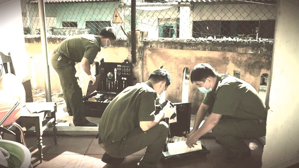 Cơ quan điều tra khám nghiệm hiện trường.