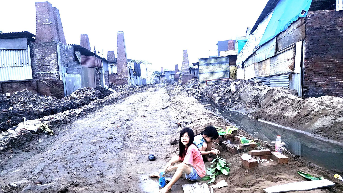 Những lò đốt và chất thải ngập đường ở xã Văn Môn. Những lò đốt và chất thải ngập đường ở xã Văn Môn.