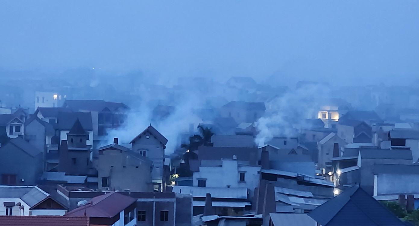 Một thôn có tới 300 lò đốt chất thải tái chế nhôm, đồng. Ảnh: Đ.M