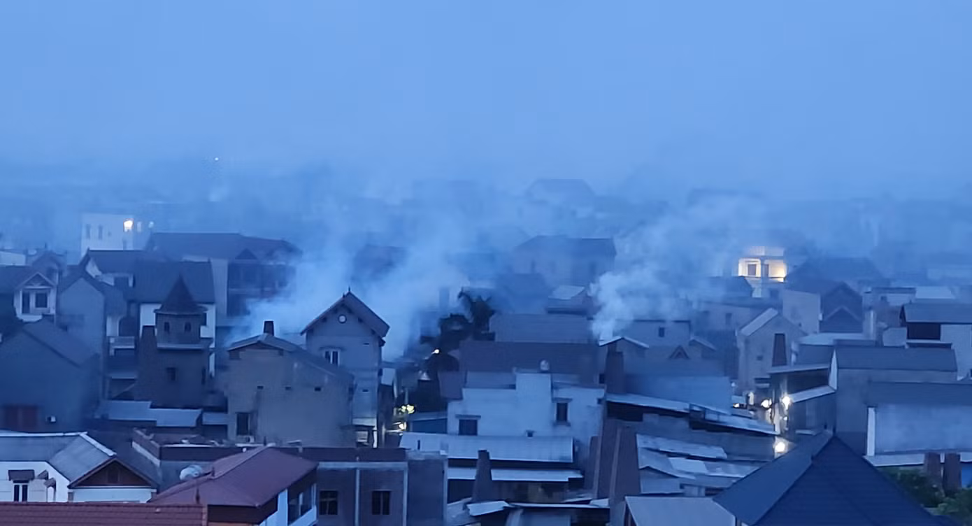 Một thôn có tới 300 lò đốt chất thải tái chế nhôm, đồng. Ảnh: Đ.M Một thôn có tới 300 lò đốt chất thải tái chế nhôm, đồng. Ảnh: Đ.M
