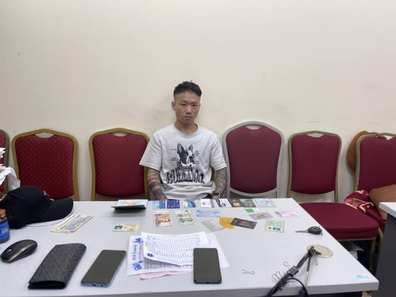 Hoàng Phi Long tại cơ quan công an. Hoàng Phi Long tại cơ quan công an.