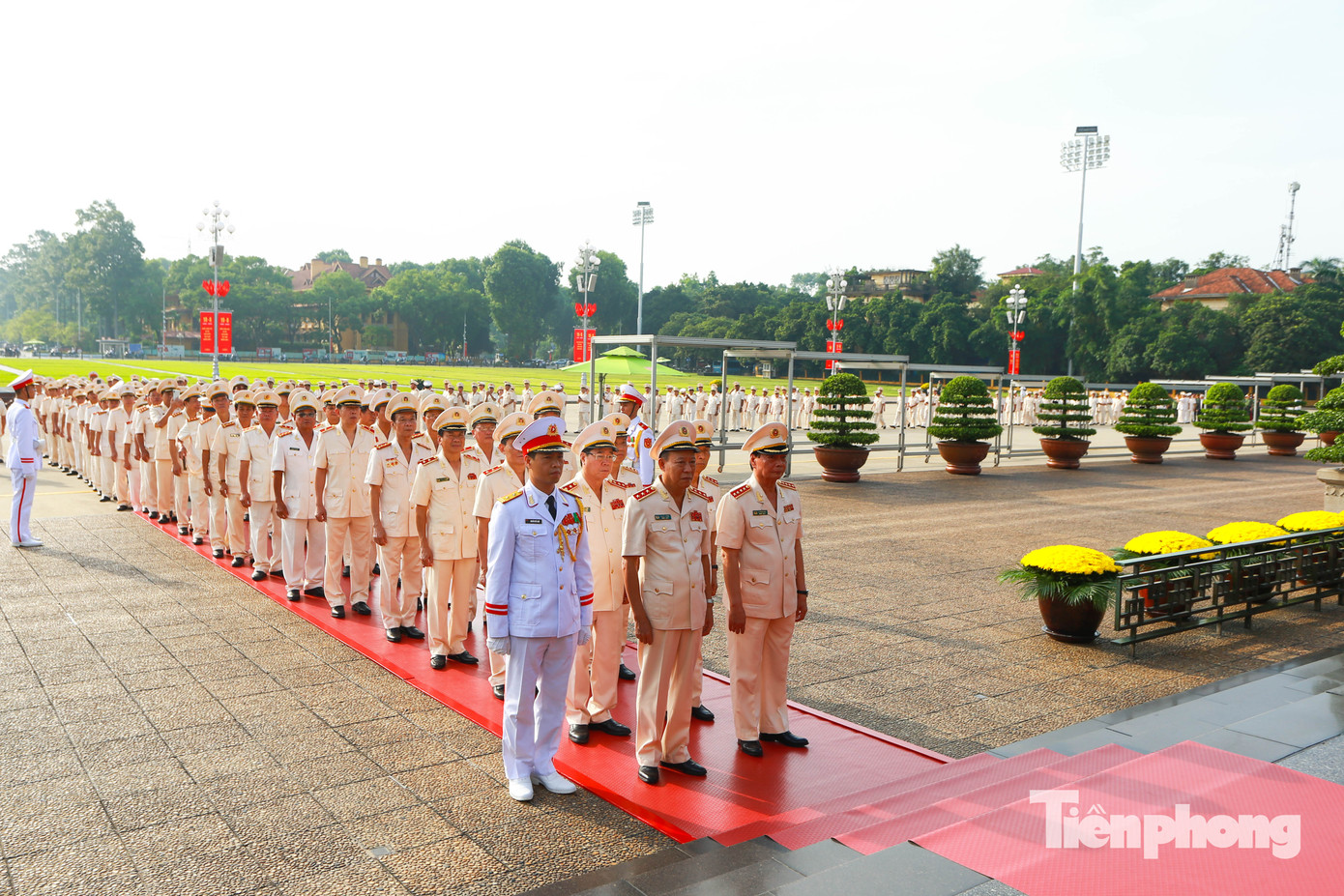 Các Đại biểu Cựu CAND trước Lăng Chủ tịch Hồ Chí Minh. Ảnh: Nguyễn Phú.