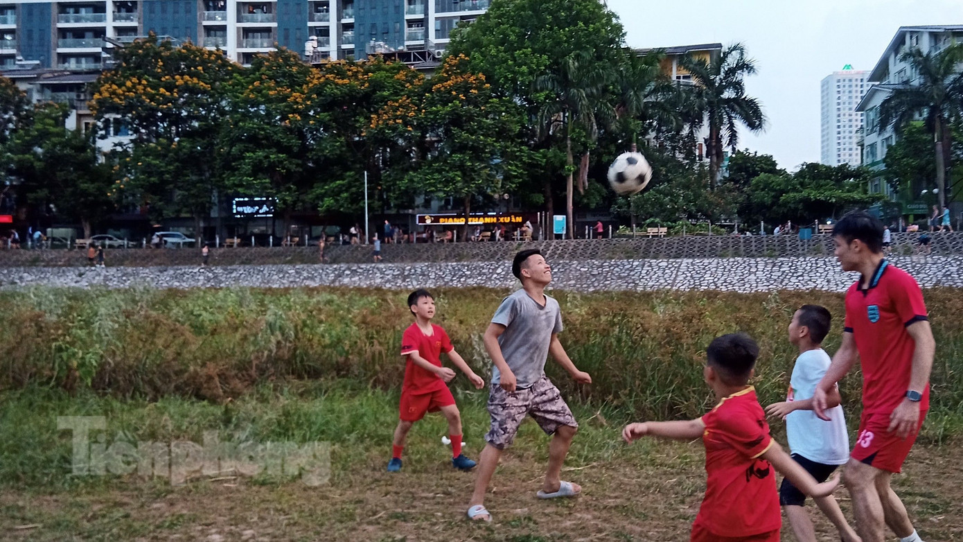 Giới trẻ đá bóng dưới lòng hồ vào tháng 7/2023. Ảnh: Đ.H