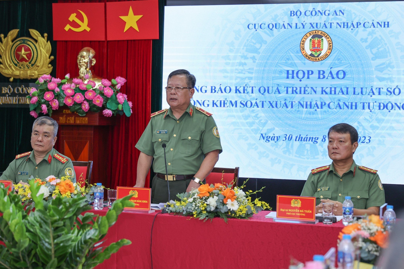 Thiếu tướng Phạm Đăng Khoa, Cục trưởng A08 (giữa) tại cuộc họp báo. Ảnh: N.B