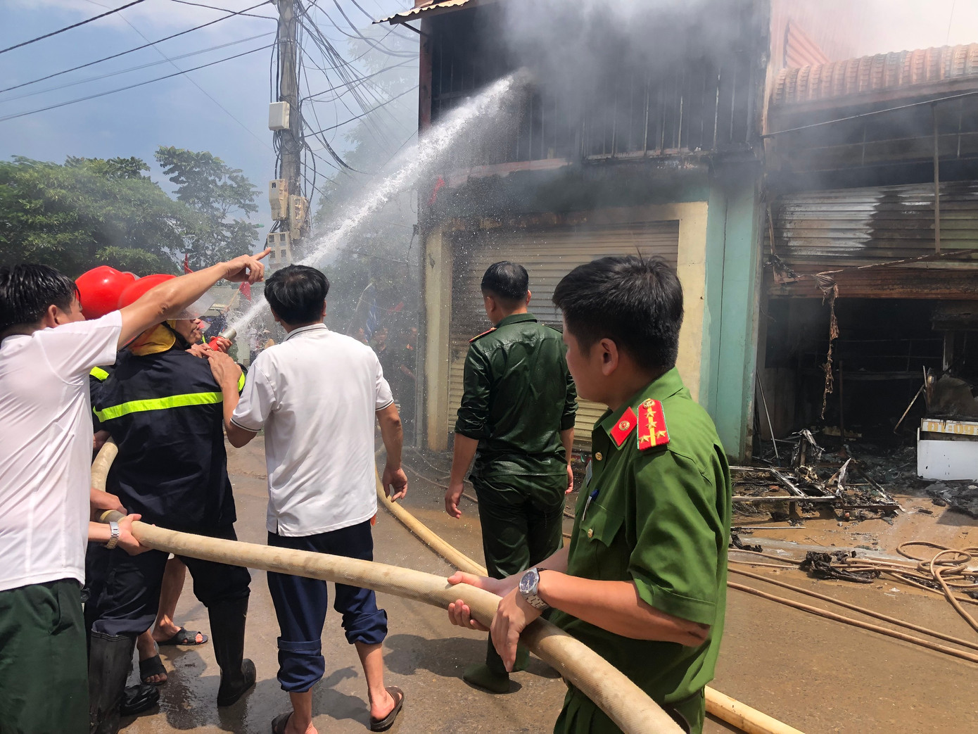 Dù lực lượng PCCC đã có mặt tại hiện trường nhưng 3 căn nhà đã bị thiêu rụi. Ảnh: Đ.Q