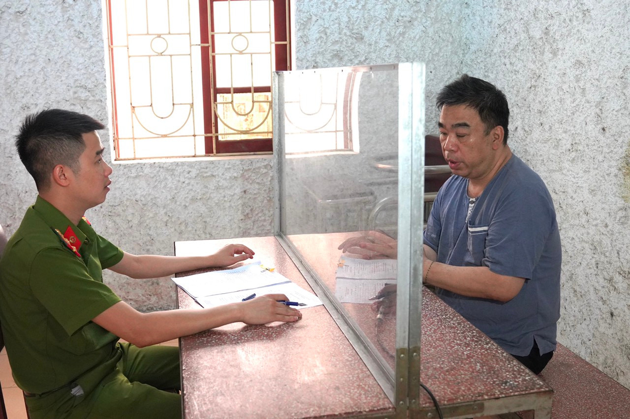 Bùi Tú Cao tại cơ quan công an. Ảnh: Đàm Quang Bùi Tú Cao tại cơ quan công an. Ảnh: Đàm Quang