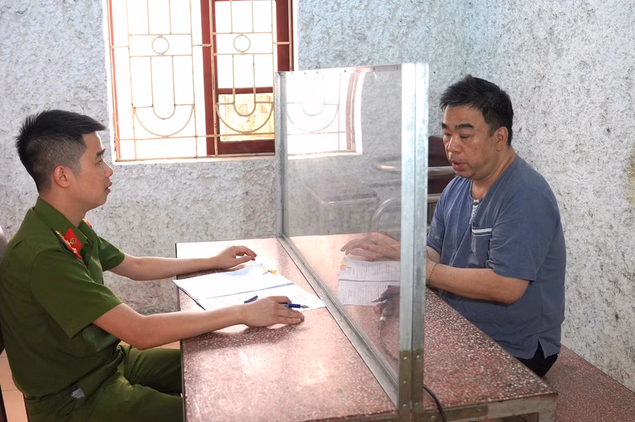 Bùi Tú Cao tại cơ quan công an. Ảnh: Đàm Quang