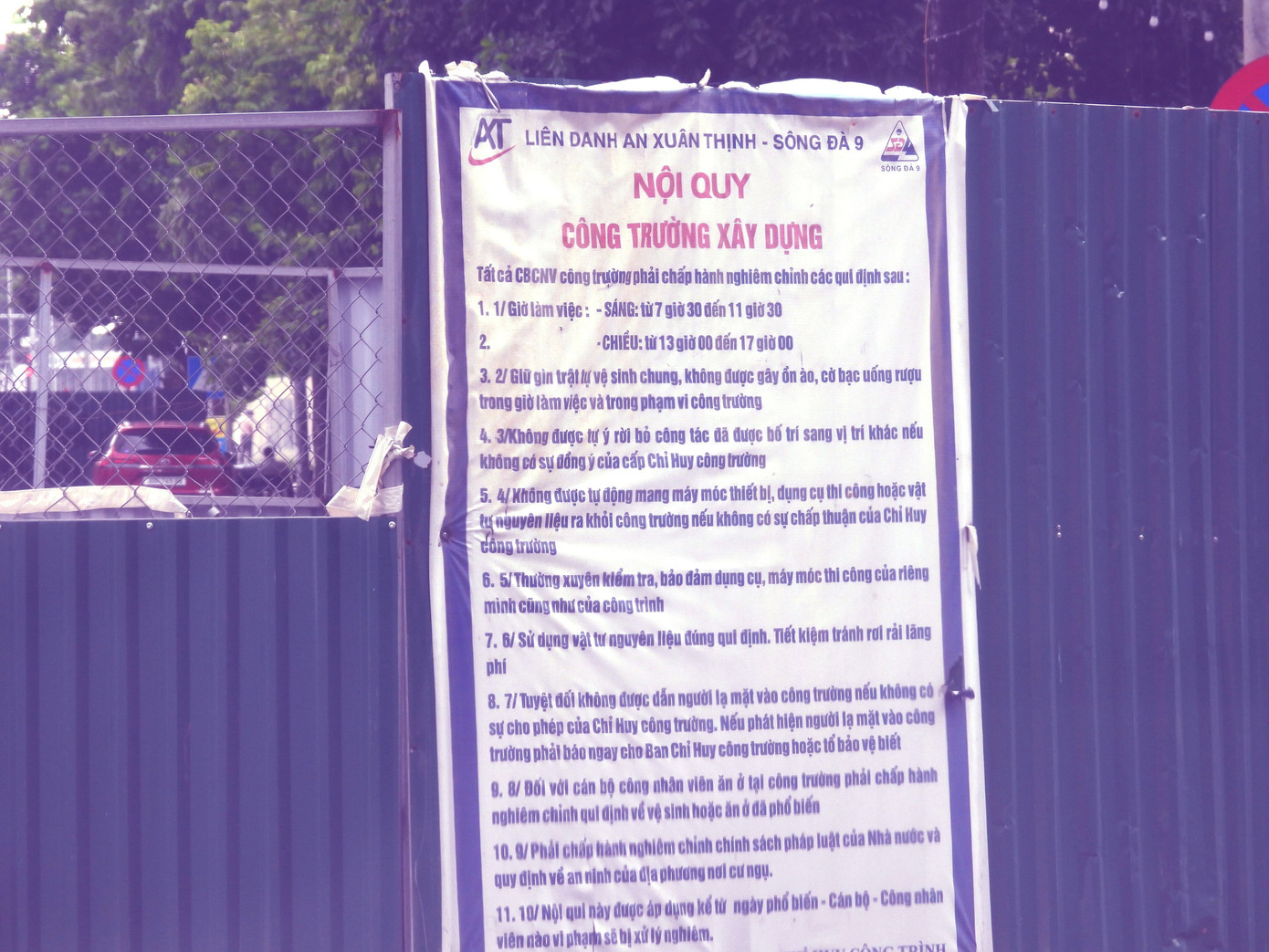 Không một bóng công nhân ở công trường. Ảnh: M.Đ