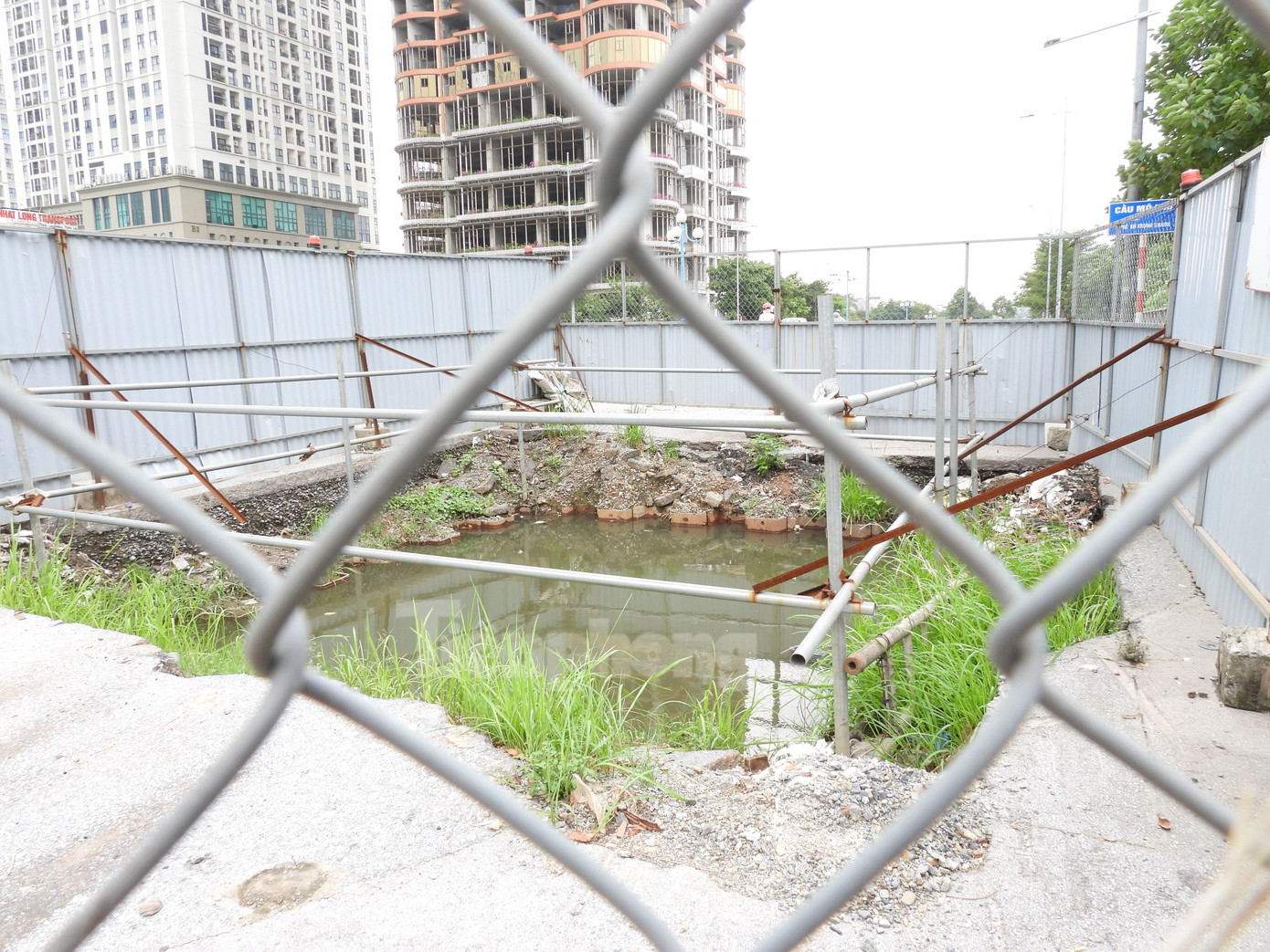 Tôn và lưới B40 được làm rào chắn. Ảnh: M.Đ