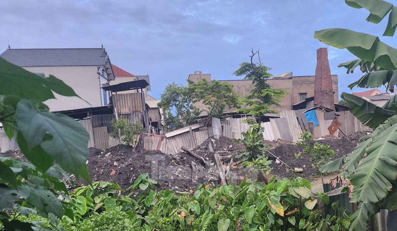 Bờ xôi ruộng mật trở thành bãi rác. Bờ xôi ruộng mật trở thành bãi rác.