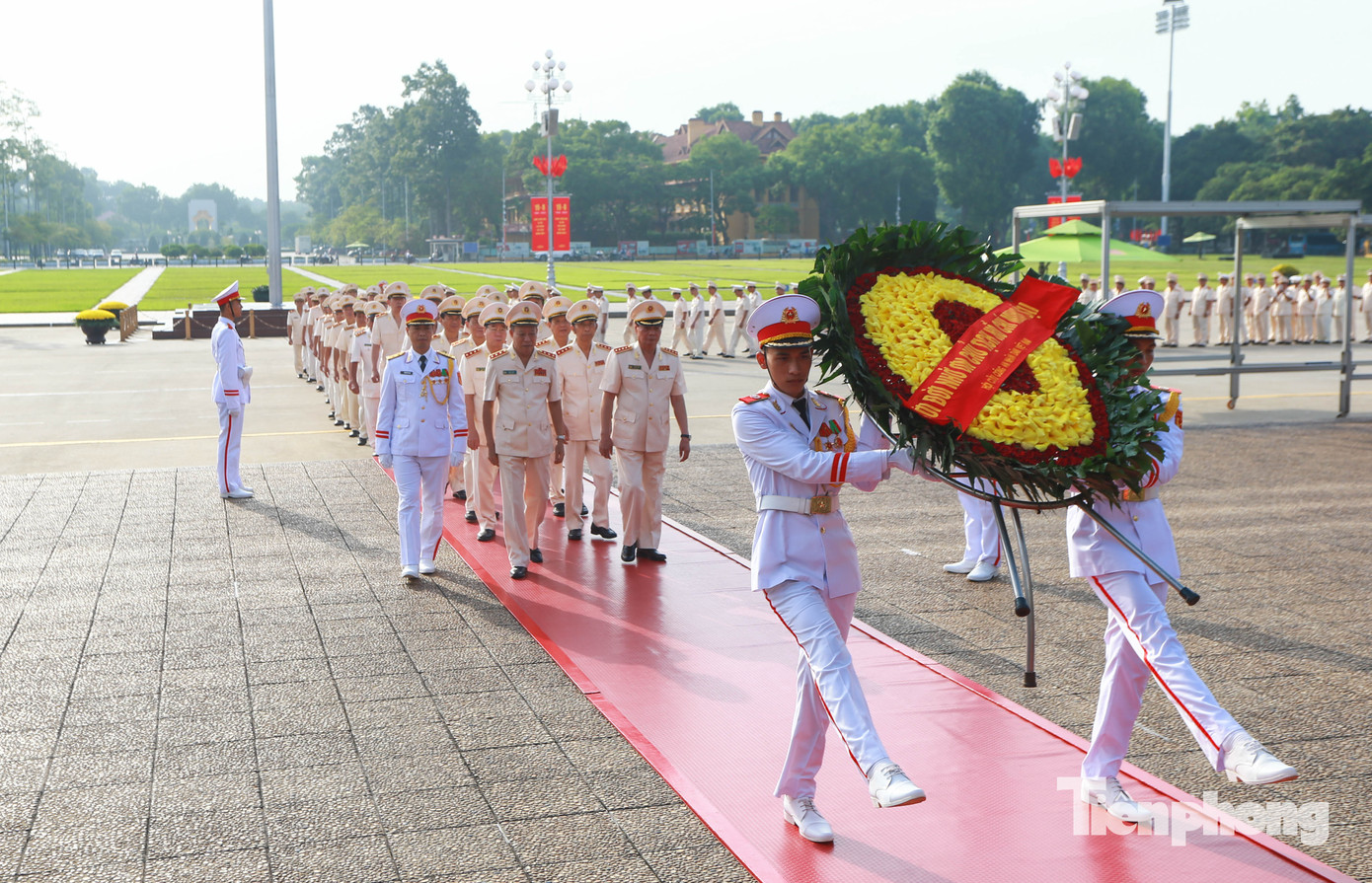 Đoàn Đại biểu dâng hương tại Lăng Chủ tịch Hồ Chí Minh. Ảnh: Nguyễn Phú.