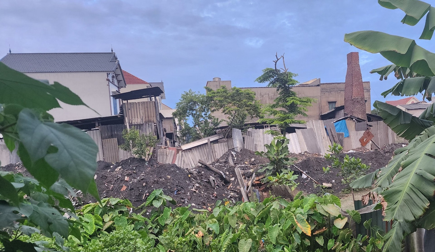 Xỉ thải chất thành đống la liệt khắp làng. Ảnh: Đ.M