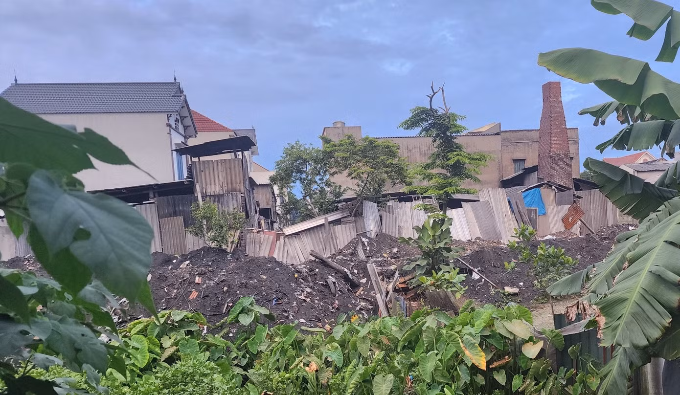 Xỉ thải chất thành đống la liệt khắp làng. Ảnh: Đ.M Xỉ thải chất thành đống la liệt khắp làng. Ảnh: Đ.M