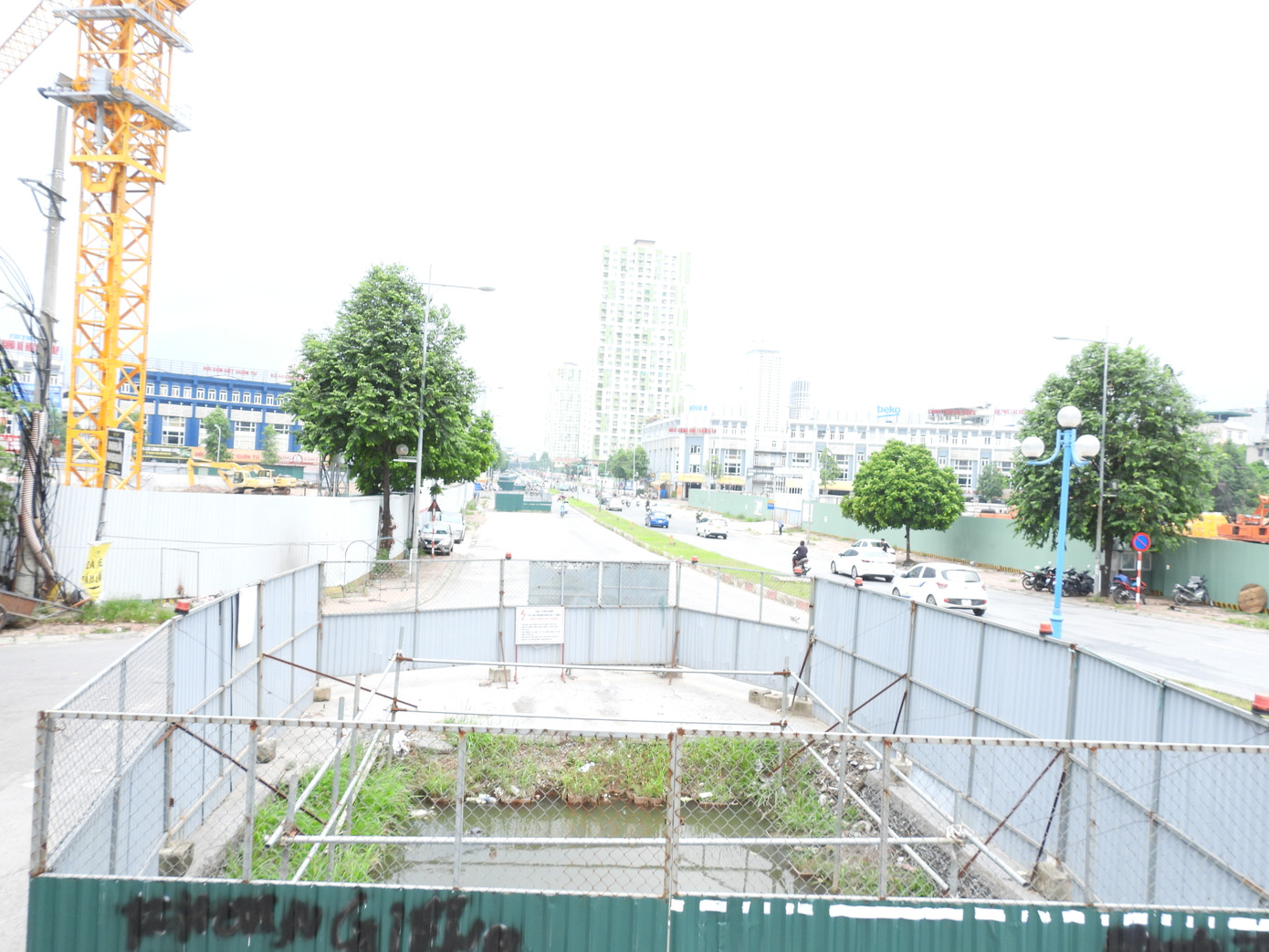 Không một bóng công nhân ở công trường. Ảnh: M.Đ