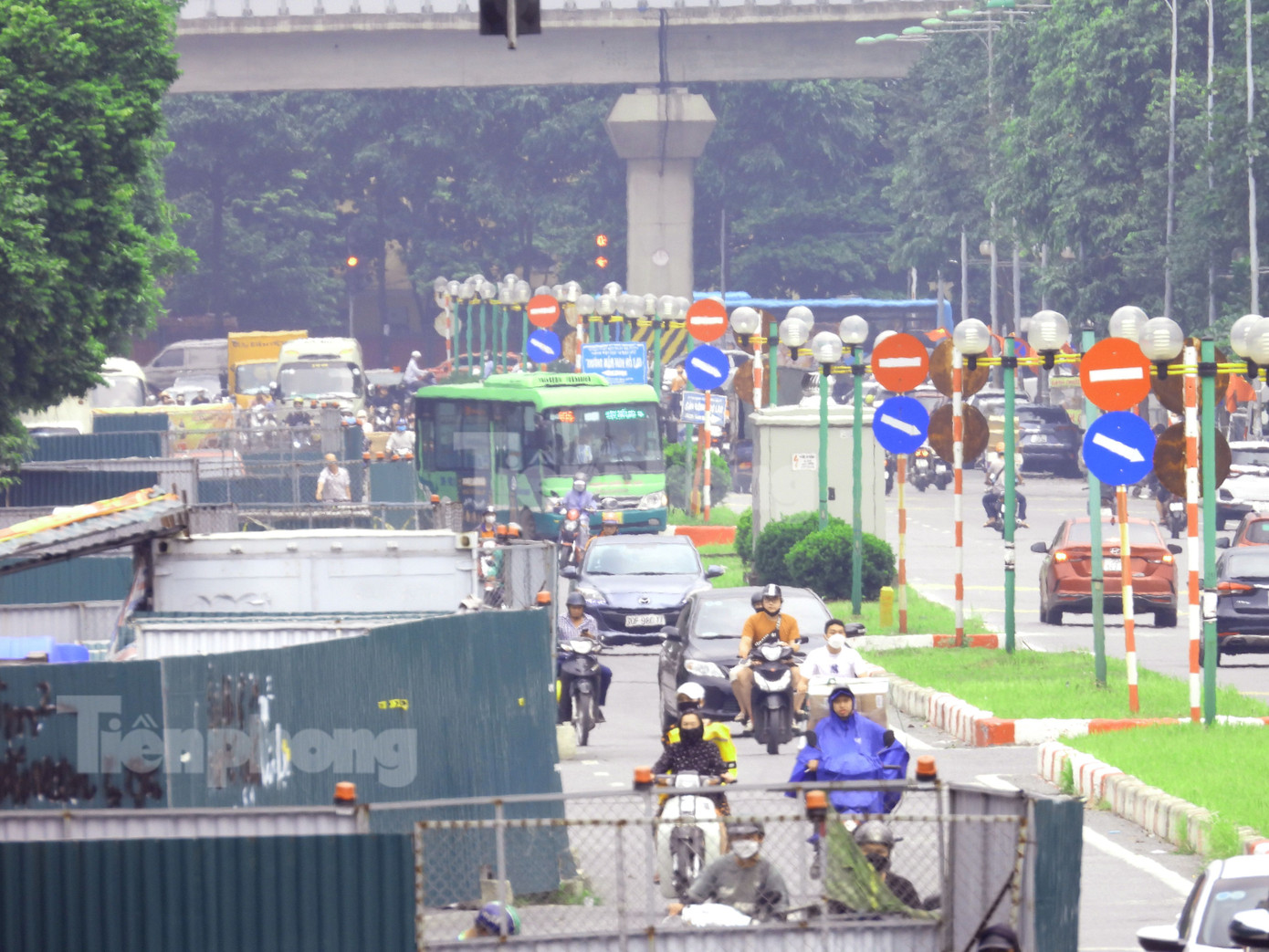 Lô cốt trở thành ma trận trên phố. Ảnh: M.Đ