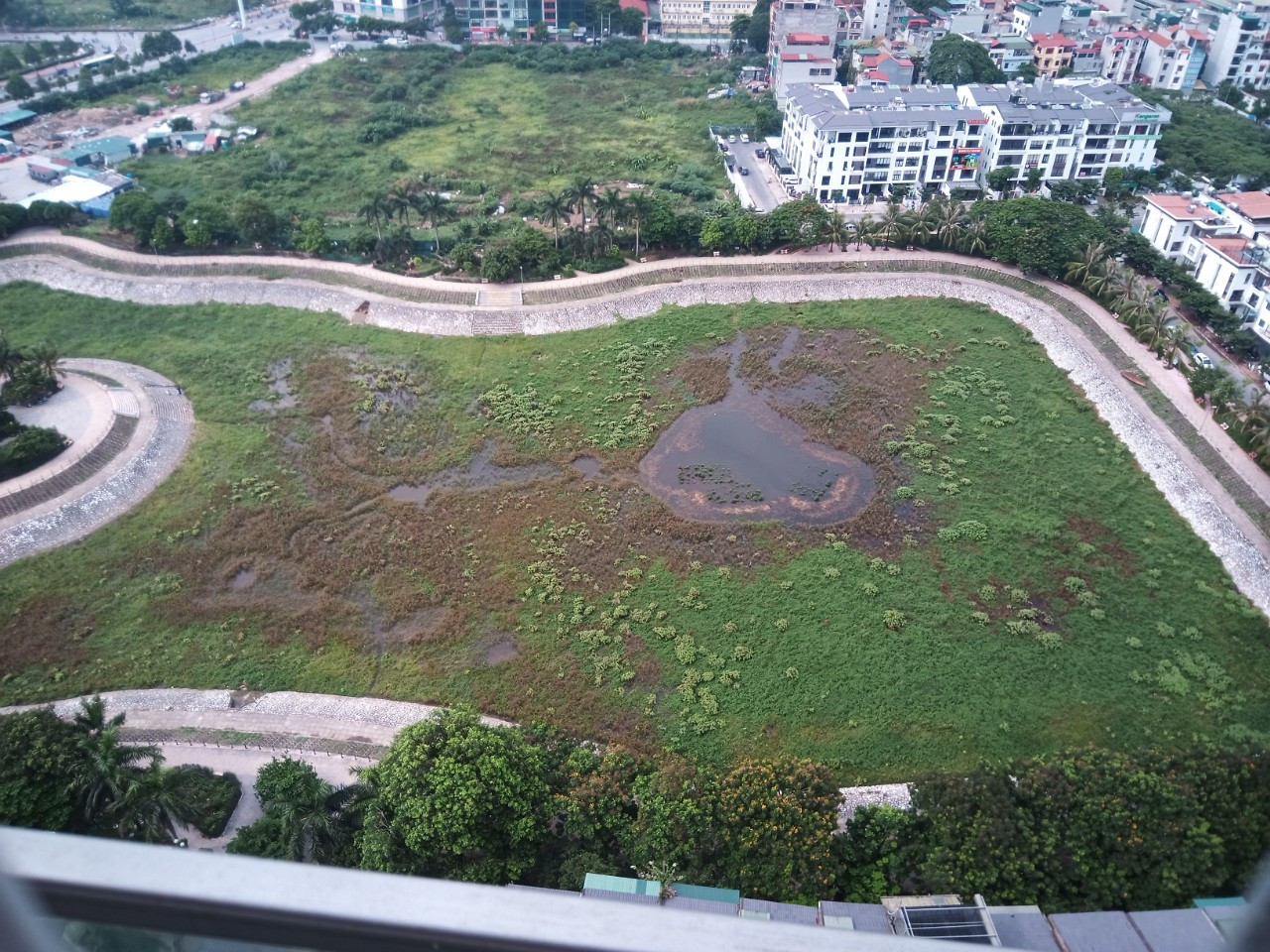 Hồ Trung Văn sau những trận mưa lớn vẫn "khát nước". Ảnh chụp ngày 3/8/2023. Ảnh: Đ.H