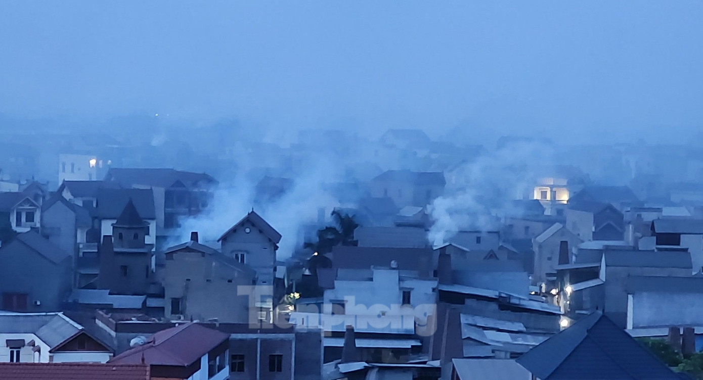 Một buổi sáng thức dậy với khói bụi nghi ngút tại xã Văn Môn. Một buổi sáng thức dậy với khói bụi nghi ngút tại xã Văn Môn.