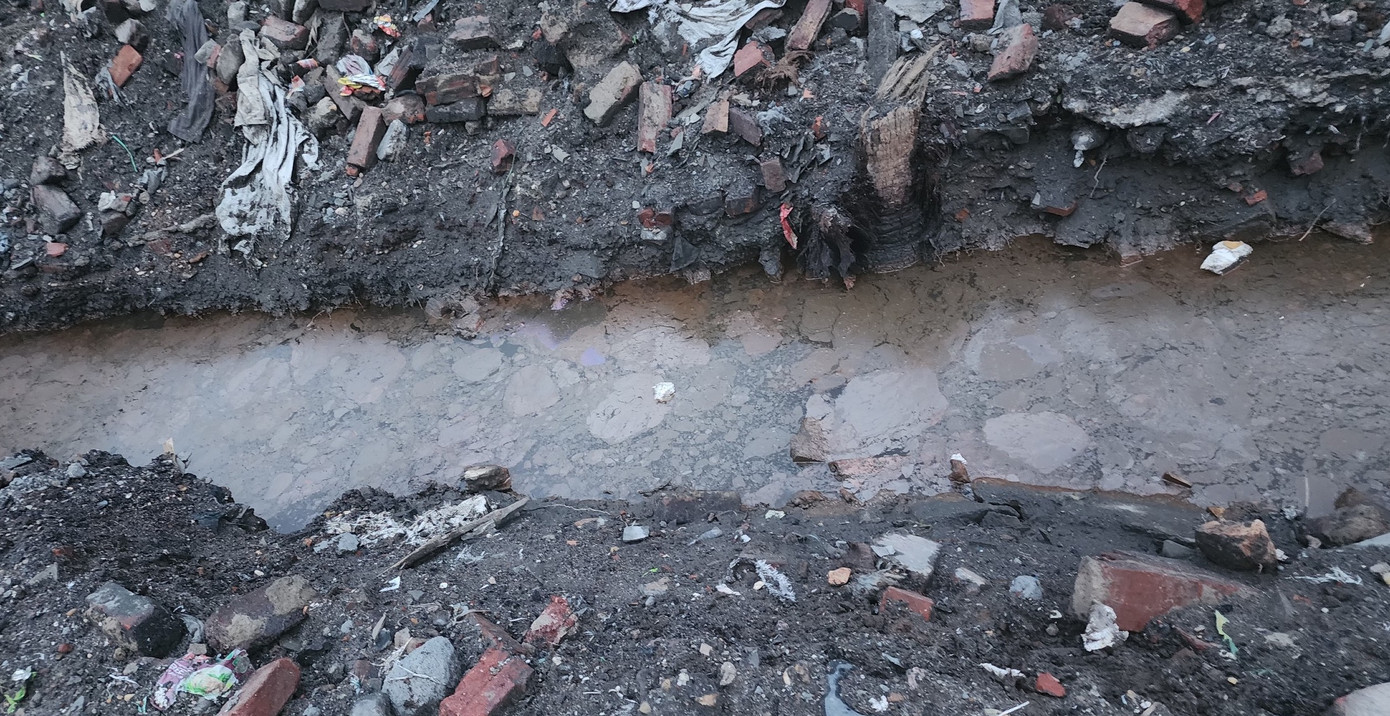 Những con kênh ngập rác. Những con kênh ngập rác.