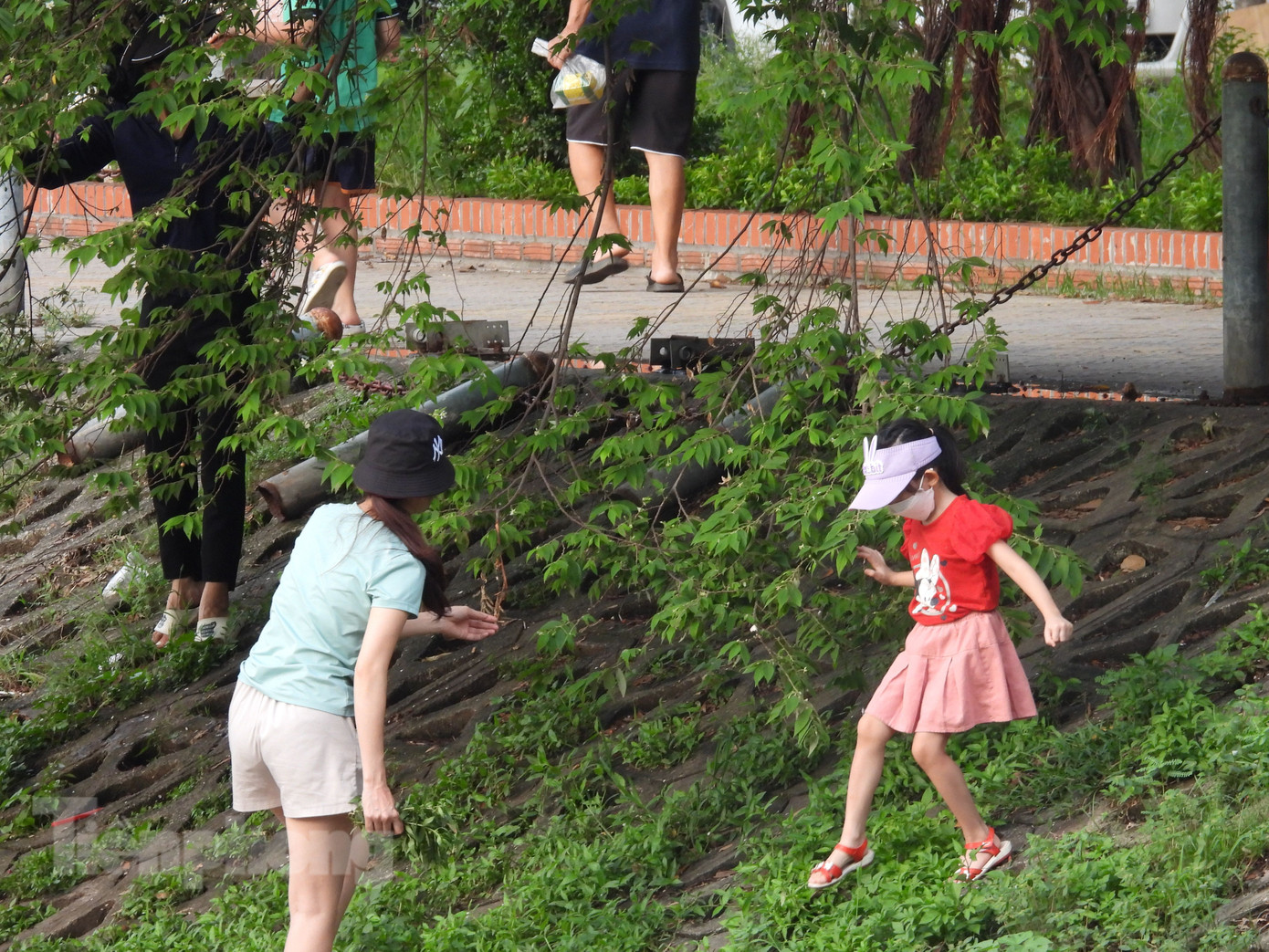 Sau những đợt mưa lớn mấy ngày qua, nhiều phụ huynh vẫn đưa các em nhỏ xuống lòng hồ chơi. Ảnh: Đ.H