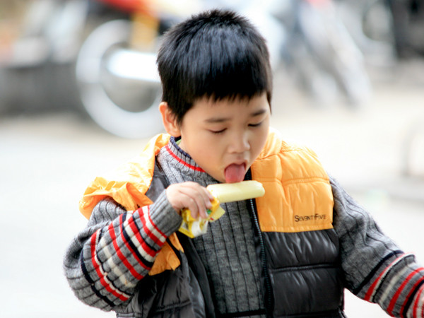 Và đến em bé cũng say đắm với que kem mà không màng tới giá lạnh