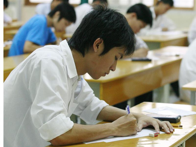 Thí sinh làm bài thi môn sinh học kỳ thi tuyển sinh đại học 2009 . Ảnh: Hồng Vĩnh Thí sinh làm bài thi môn sinh học kỳ thi tuyển sinh đại học 2009 . Ảnh: Hồng Vĩnh