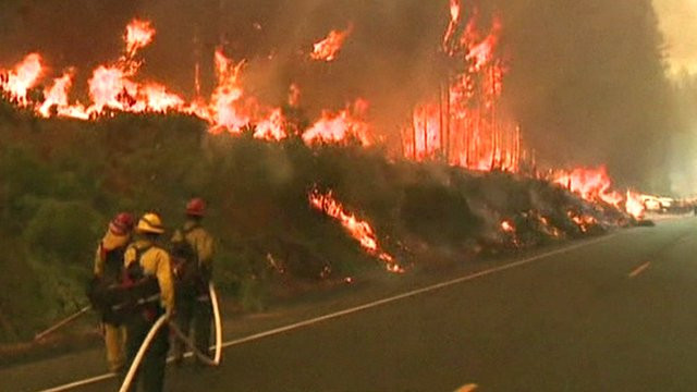 Các khu rừng đã bị cháy trụi và đe dọa cuộc sống của người dân xung quanh . Các khu rừng đã bị cháy trụi và đe dọa cuộc sống của người dân xung quanh