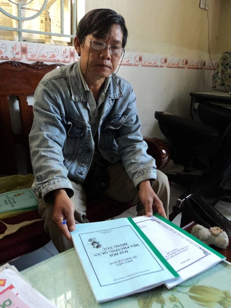 Ông Trần Minh Tạo với tập tài liệu đạo văn của ông Ảnh: Sáu Nghệ