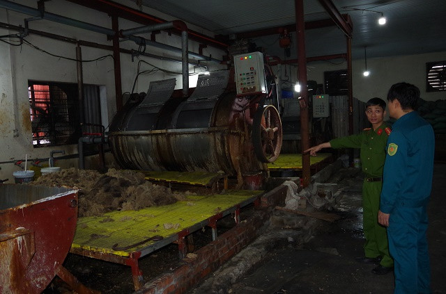 Cơ quan Công an kiểm tra quy trình sản xuất của Công ty trách nhiệm hữu hạn dệt may Vũ Băng. Ảnh: CAHN.