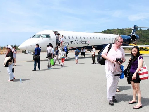 Khách tham quan Côn Đảo trong chuyến bay TP.HCM - Côn Đảo của Hãng hàng không Air Mekong ngày 11-2-2013. Ảnh: Lê Sơn
