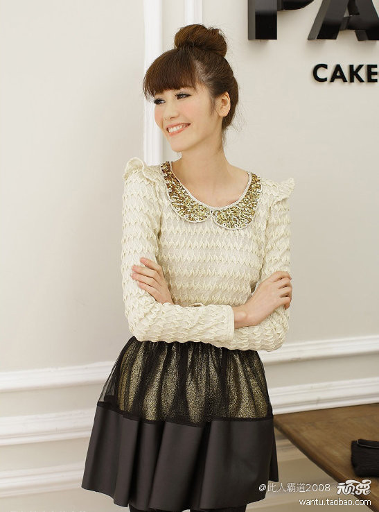 Áo phao, áo da hay những item cotton pha nilon khó thấm nước chính là những món đồ hoàn hảo cho những ngày mưa phùn thế này. Ngoài ra những kiểu áo sơ mi, đặc biệt là sơ mi denim cũng là một lựa chọn không tồi đâu nhé! Shorts, chân váy cotton tiện dụng hay skinny jeans sẽ giúp bạn cảm thấy năng động và thoải mái hơn. Cuối cùng là giữ cho đôi chân khỏi ướt bằng một đôi ủng đi mưa thật xinh, hay boots và giày da... vậy là bạn đã có ngay set đồ đi mưa thật hợp lý và thời trang rồi đấy!