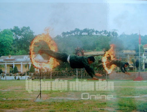  Bay qua vòng lửa, một nội dung huấn luyện đòi hỏi lòng dũng cảm 