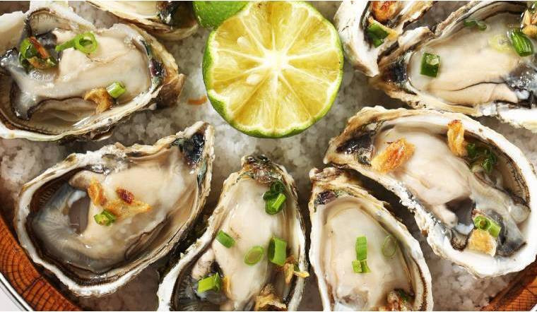 Hàu biển là loài nhuyễn thể có vỏ, sống ở các vùng nước mặn hoặc vùng nước giao thoa. Hàu biển là nguồn cung cấp protein dồi dào cho cơ thể. Đặc biệt, loại thực phẩm này rất giàu chất Kẽm, giúp kích thích cơ thể sản sinh Testosterone hiệu quả. Ảnh minh họa: Internet