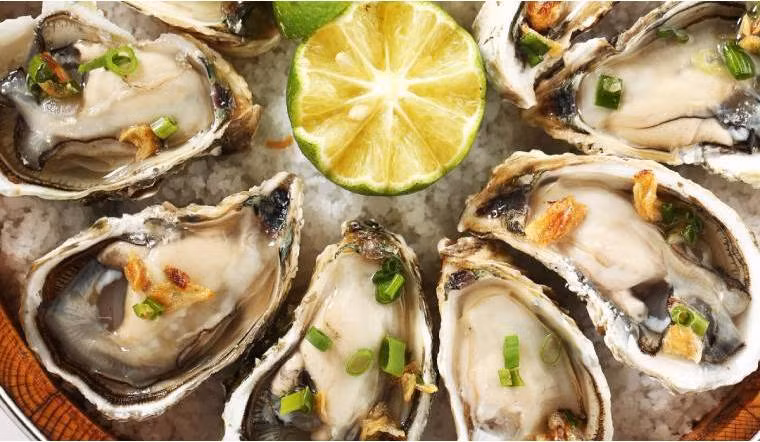Hàu biển là loài nhuyễn thể có vỏ, sống ở các vùng nước mặn hoặc vùng nước giao thoa. Hàu biển là nguồn cung cấp protein dồi dào cho cơ thể. Đặc biệt, loại thực phẩm này rất giàu chất Kẽm, giúp kích thích cơ thể sản sinh Testosterone hiệu quả. Ảnh minh họa: Internet