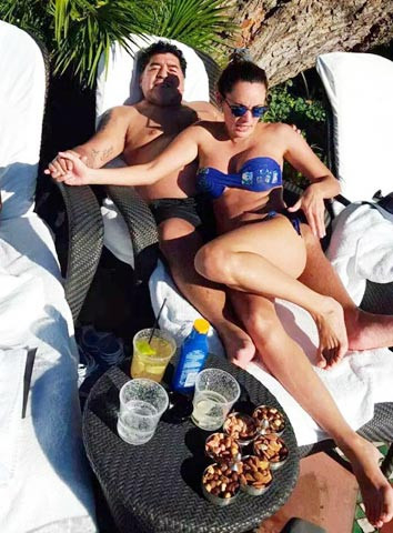 Maradona cưới vợ kém 30 tuổi tại Italia ảnh 1