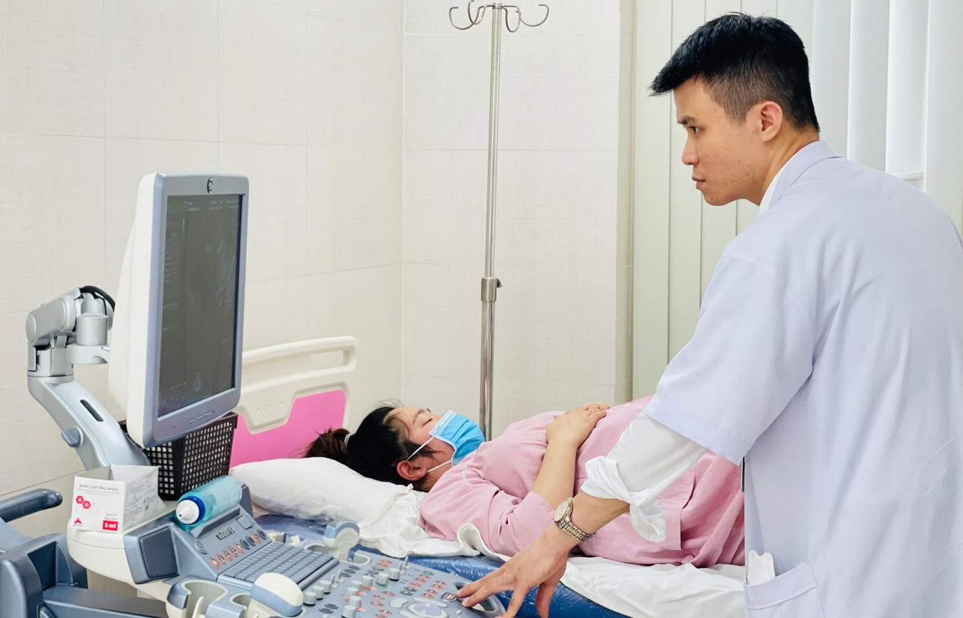 Kiểm tra thai nhi sau khi khâu vòng eo tử cung cho sản phụ Q. Ảnh: Bệnh viện cung cấp