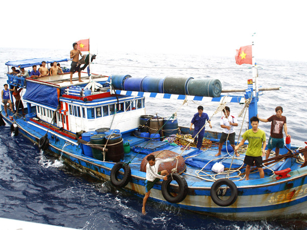 Tàu cá ngư dân Bình Thuận được CSB vùng 2 cứu ngày 24-5