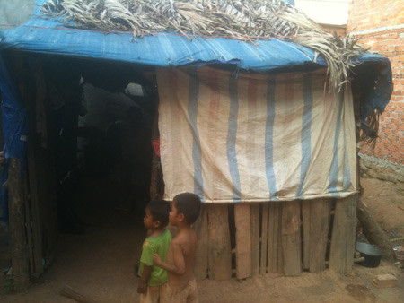 Túp lều của vợ chồng chị Thạch Thị Xuân