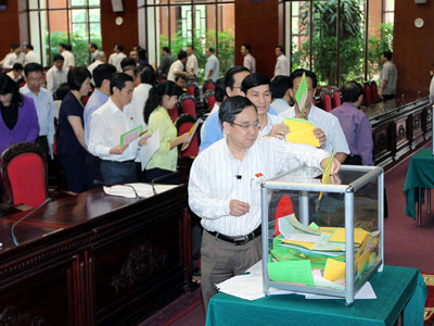 Các ĐBQH bỏ phiếu trong phiên lấy phiếu tín nhiệm chiều qua tại Hội trường. ảnh: thắng ngọc