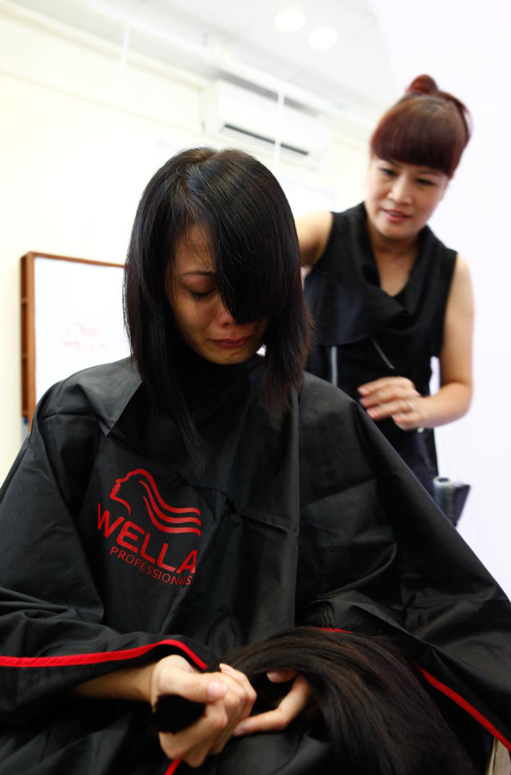 Hoàng Oanh khóc nức nở vì phải chia tay mái tóc dài